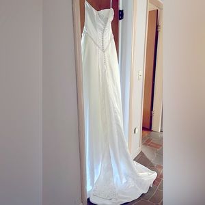 Used/Never worn wedding dress White. Strapless.